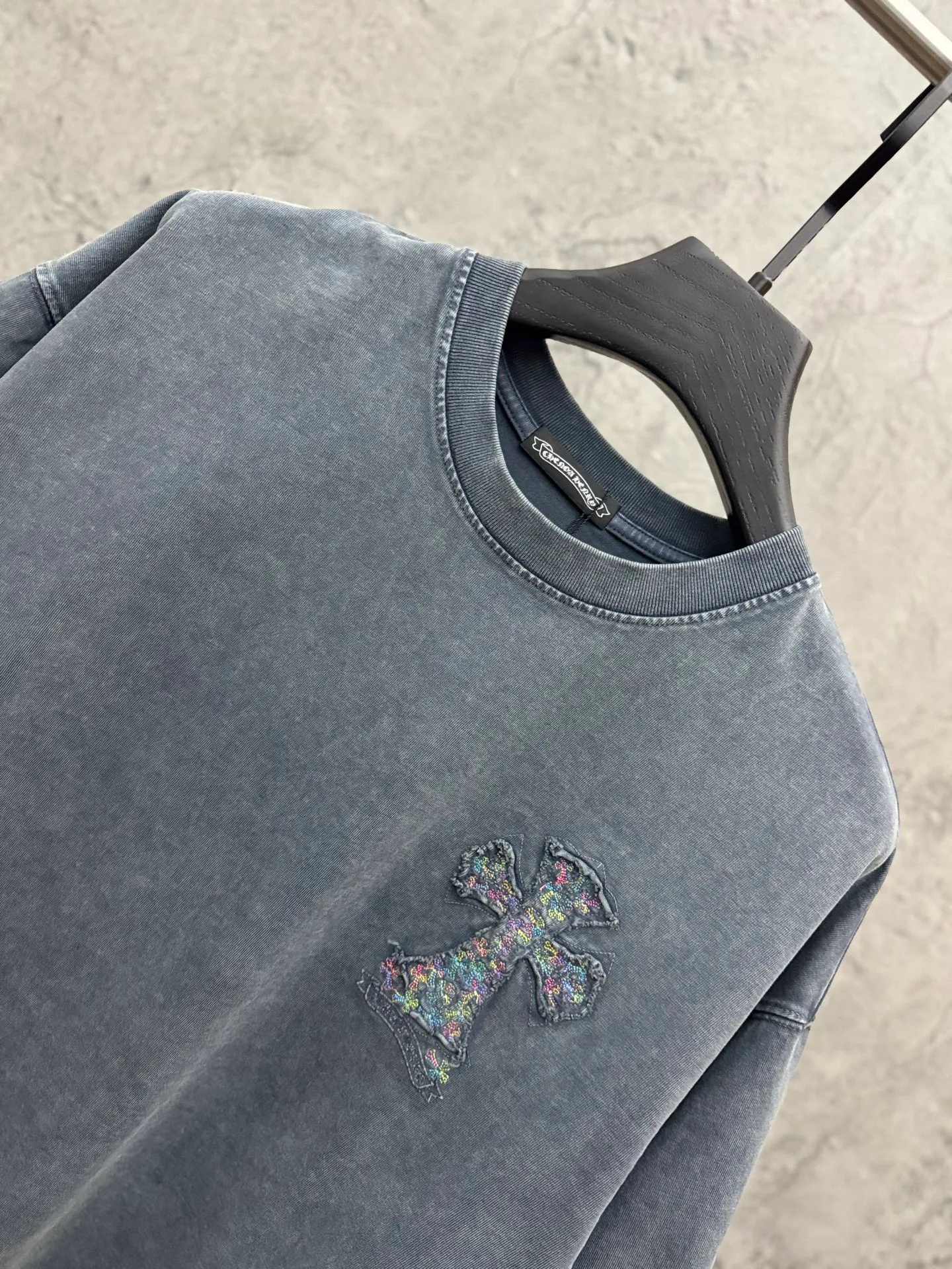 P230 top version, real shot without P, ​​different from market currency) 𝗖𝗵𝗿𝗼𝗺𝗲 𝗛𝗲𝗮𝗿𝘁𝘀/Croxin 2026 spring new original single counter American washed patch embroidered couple short sleeves 👑The highest version! Customized fabric 320 grams, washed and fried. Best-selling model at the counter. Very comfortable to wear. Accessories: Original molded and authenticated collar label➕100% silk wash label. Genuine purchase-grade original hangtag➕matching hanging rope➕3D hanging beads➕original packaging bag. Craftsmanship: The original version has consistent wiring! The highest version of the armhole matching technique! Color: Gray Black Size: S M L XL Style No.: 6619